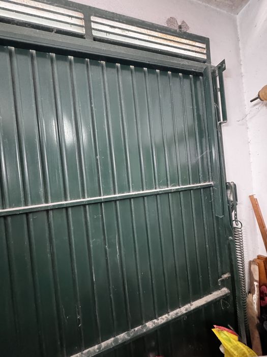 Dá-se Portão Garagem c/ porta 2.5 altura x 2.63 largura a quem vier buscar até sabado