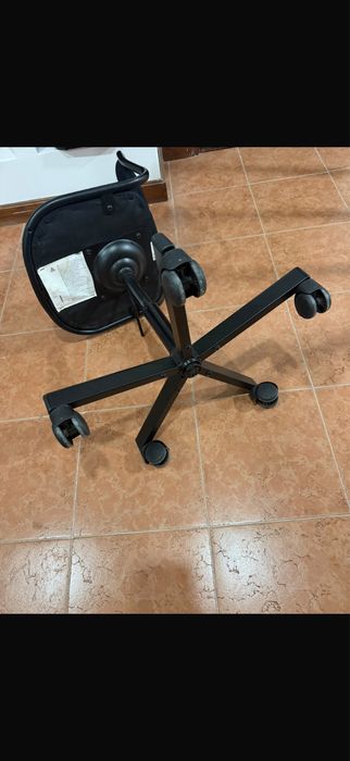 Secretaria com cadeira em muito bom estado