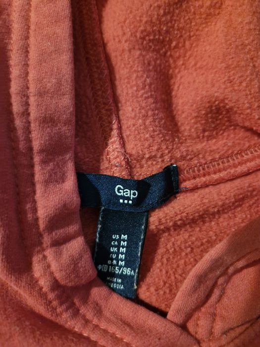 Czerwona  bluza  z kapturem