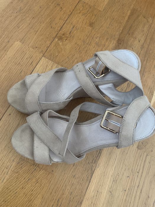 Sandalias bege quase sem usar