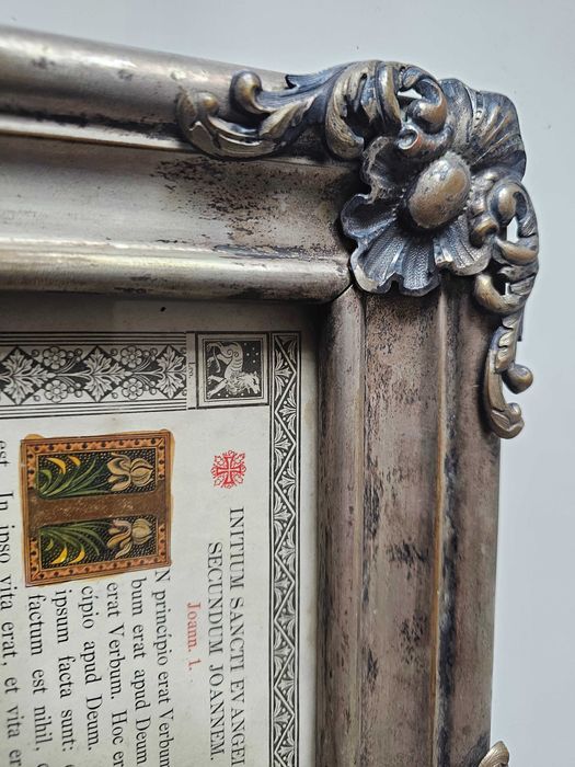 "Initium Sancti Evangelii Secundum Joannem" w XIX w srebrzonej ramie