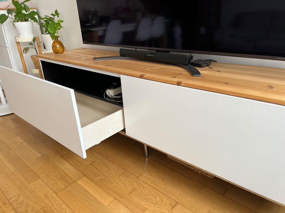 Movel de televisao restaurado
