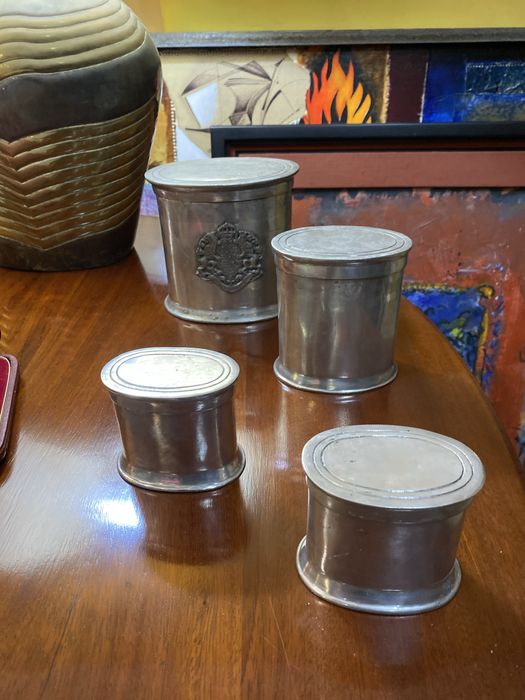 Conjunto de 4 caixas ovais em estanho