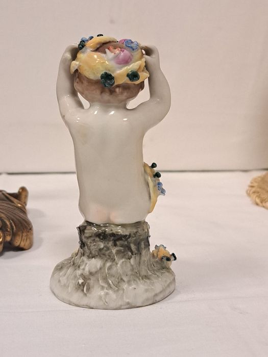 Candeeiro com figura em porcelana