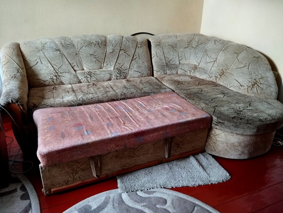 Продається кутовий диван.Довжина- 2 м 80 см,ширина спальної част.-1м30
