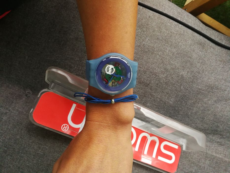 Zegarek Swatch z widocznym mechanizmem