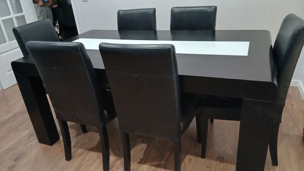 Mesa de jantar  e cadeiras.