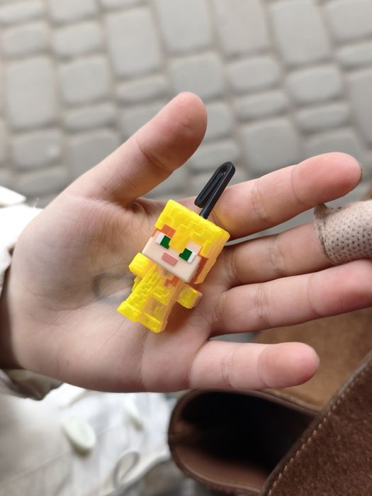 Алекс майнкрафт в золотій броні з мечем