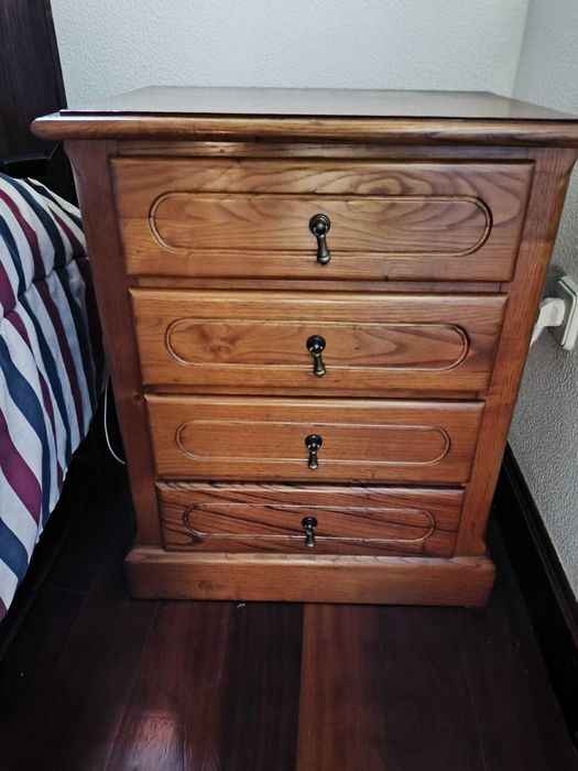 Mesinha de Cabeceira de Madeira