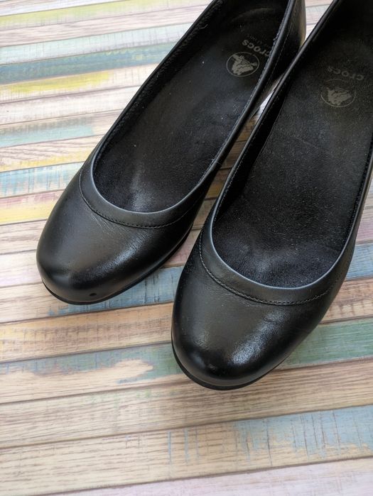 Шкіряні балетки Crocs 38