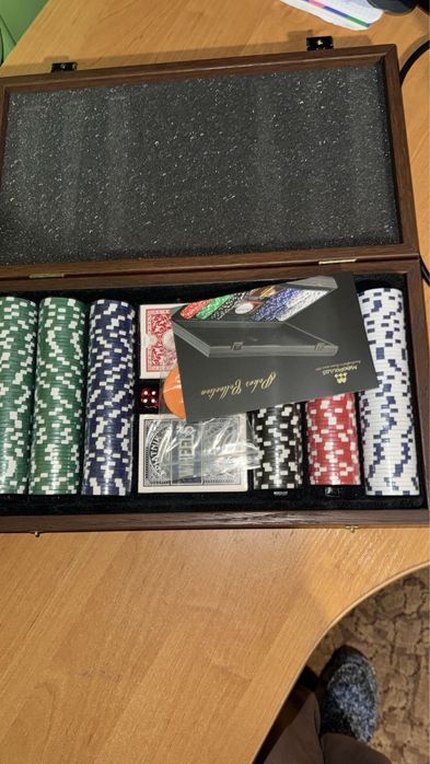 Набір для покеру в дерев'яному футлярі від Manopoulos