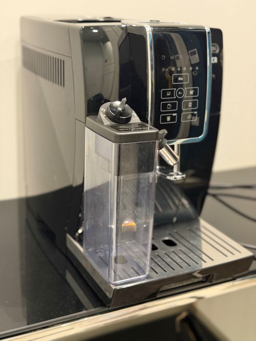 Кавомашина Delonghi Dinamica