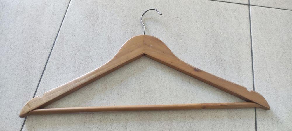 Cabide de madeira para roupa