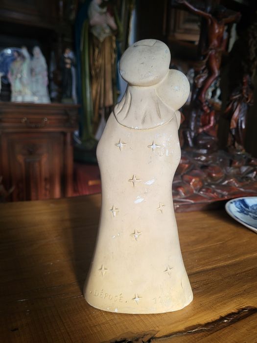 Stara figurka Maryja z dzieciątkiem Jezus