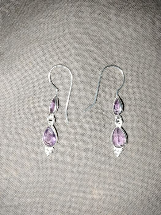 Par de brincos de prata 925 com pedra quartzo ametista.