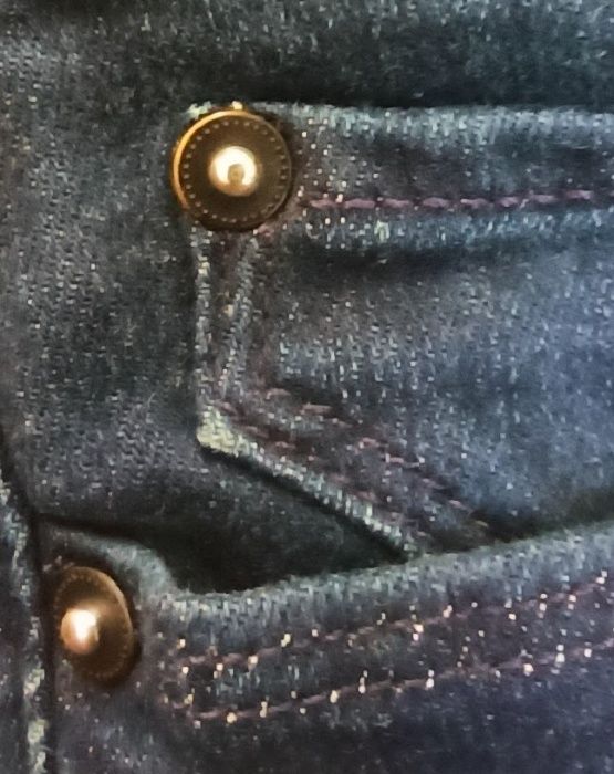 Стрейчевые джинсы зауженные Levis