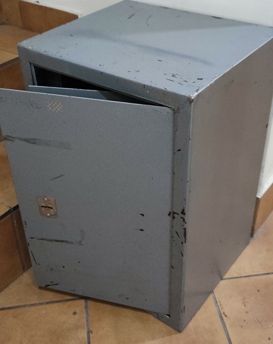 Сейф металевий в нормальному стані