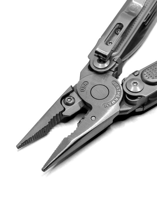 Multitool Leatherman Free P2 z kaburą | 19 narzędzi