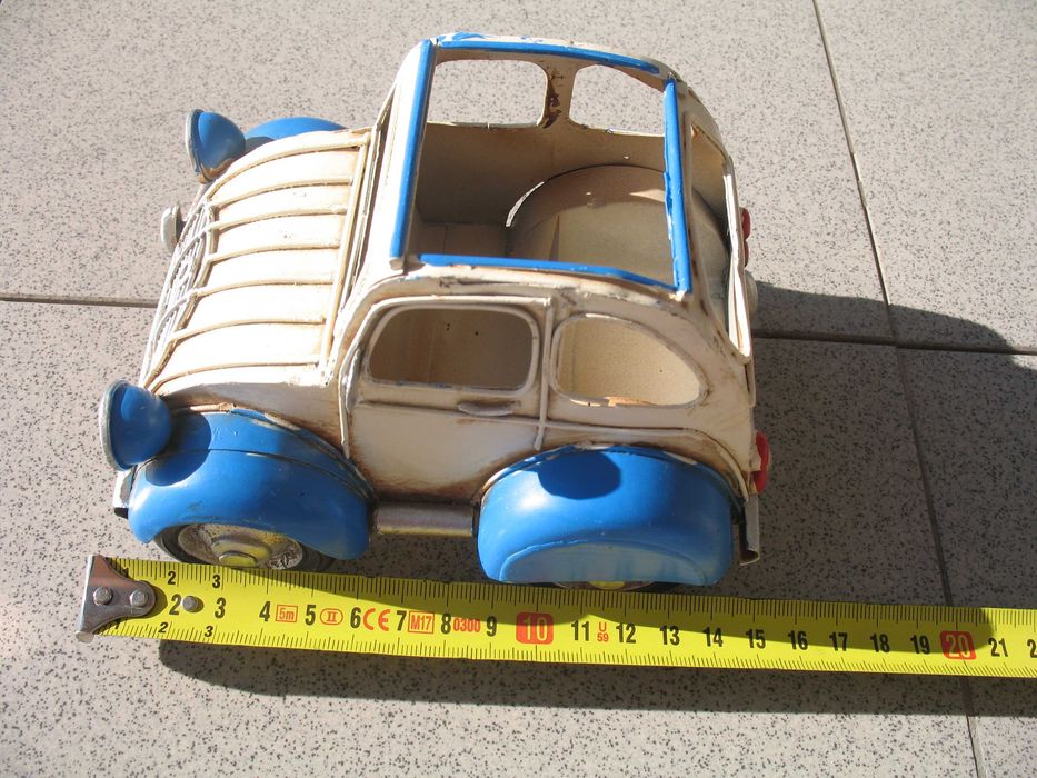 Carro tipo brinquedo em chapa