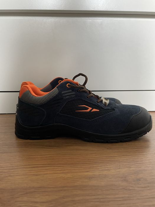 Nowe zamszowe buty robocze