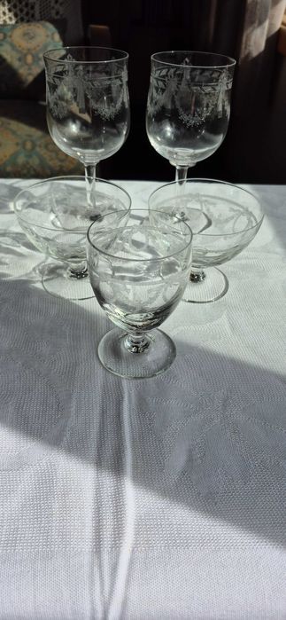 Conjunto de copos com decoração clássica