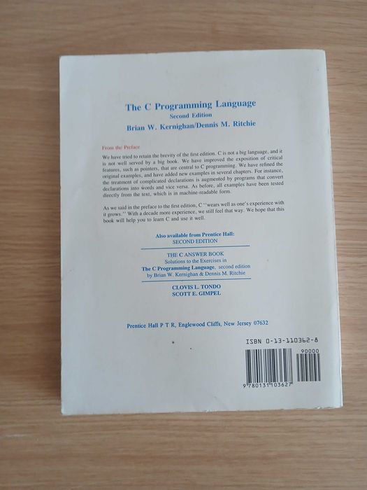 Livro "The C Programming Language" por Kernighan & Ritchie 2nd Edition [English]