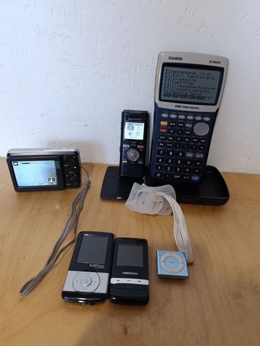 Продам набір електроніки та годинників (пакетом або окремо)

1. Електр