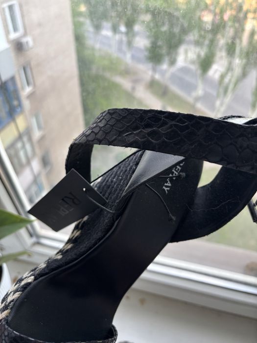 Босоножки на танкетке