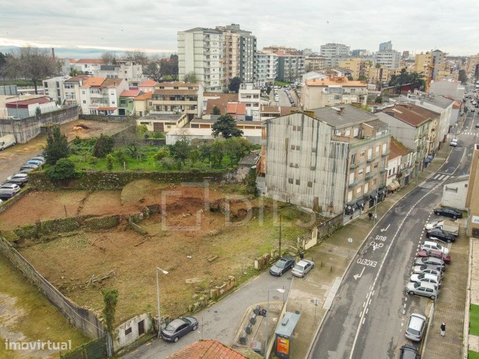 Apartamento T0, com varanda, na Rua Costa Cabral, Porto