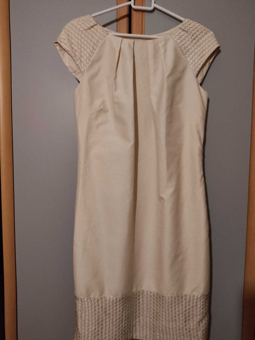 Sukienka ozdobne wykończenia i plecy