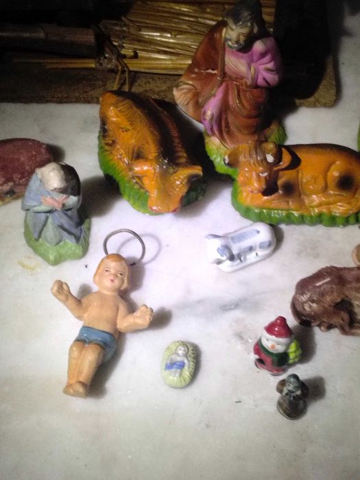 Peças de barro para presépio de natal entre outras coisas