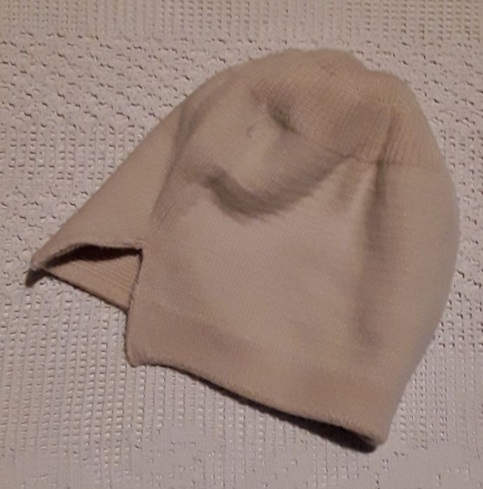 Gorro creme com pompom