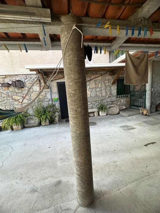 Vendo 300 telhas, vigas em cimento, duas colunas como na foto e os caleiros