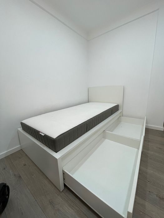 Cama solteira com estrato e o colchão