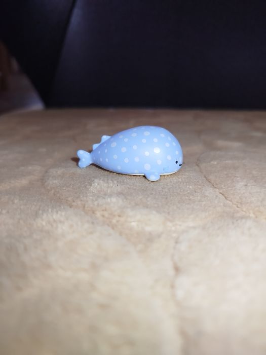 Значок на сумку та фігурка морської істоти