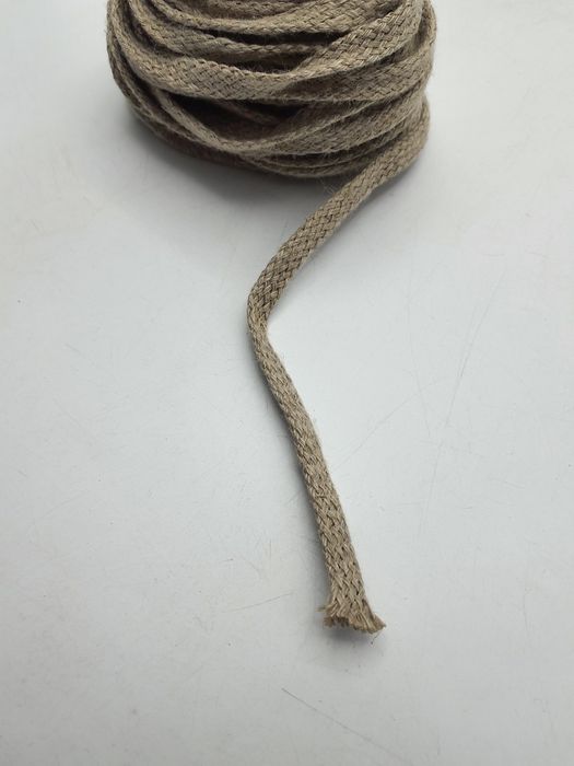 Sznurek beżowy płaski kupon 7,65 m.x 9 mm.