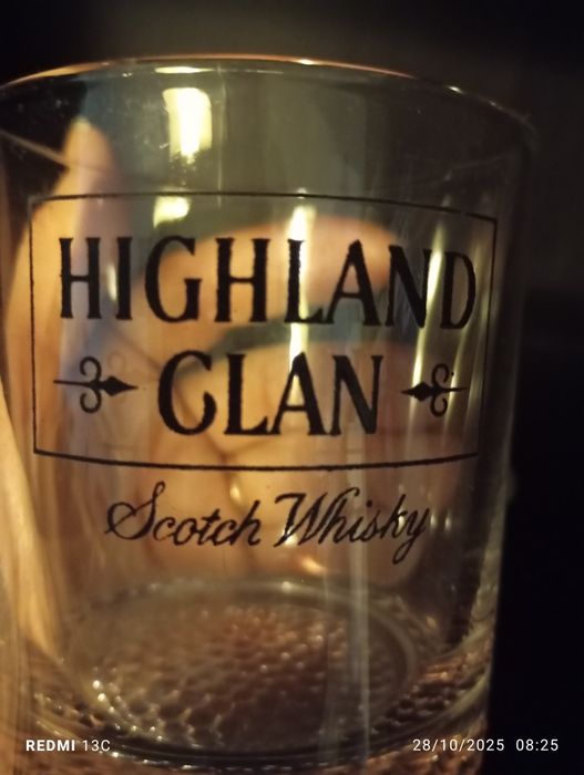 Copo de whisky  transparente