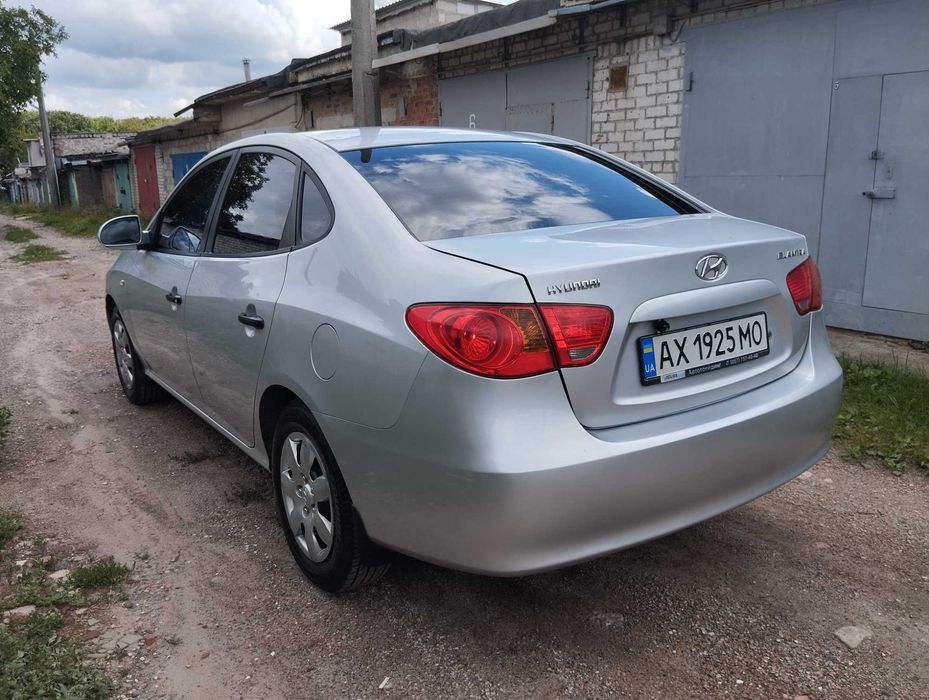 Продам  официальный Хюндай Элантра - 1,6 автомат