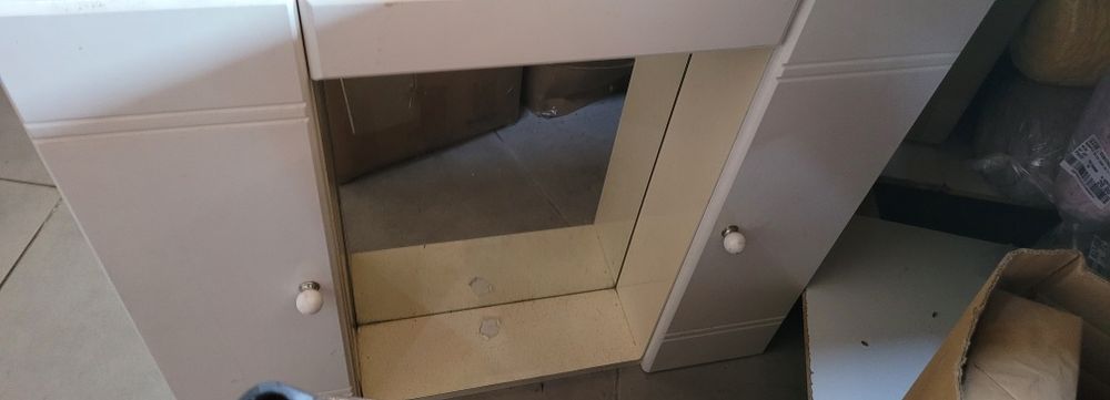 Armário com espelho para WC