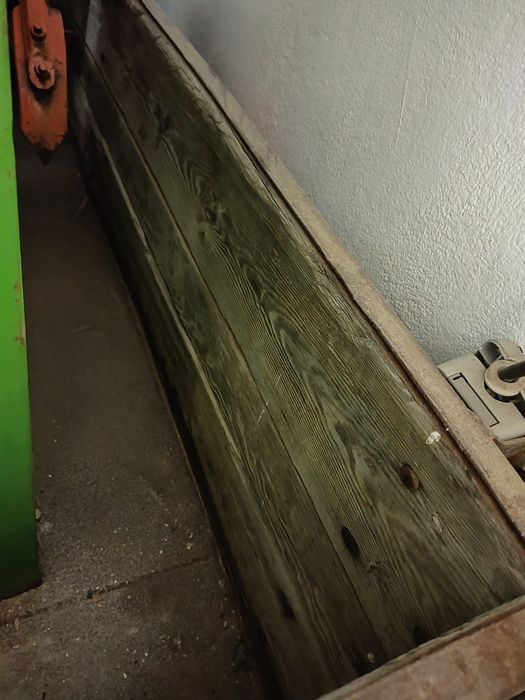 Trator Fiat 640-DT com reboque, 3500c² 80cv conservado, o reboque é um Safisal tribasculante comutavel 4.6 X 2.30, fundo em aço.
