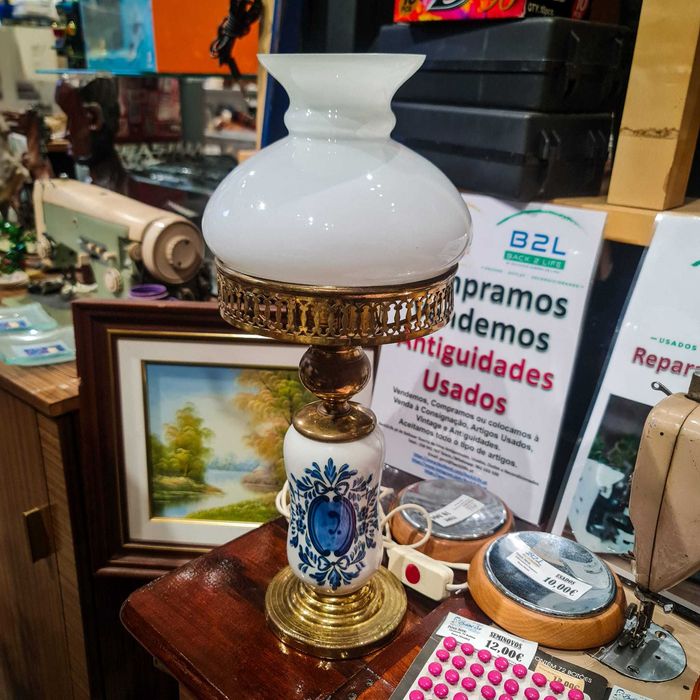 Candeeiro Louça Viana Azul e Branco c/ Vidro Opalino e Base Dourada