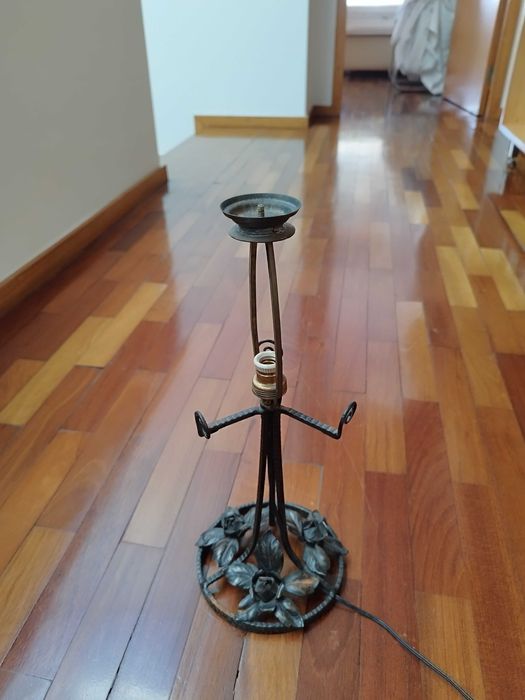 Base de candeeiro em latão trabalhado, feito por artesão.