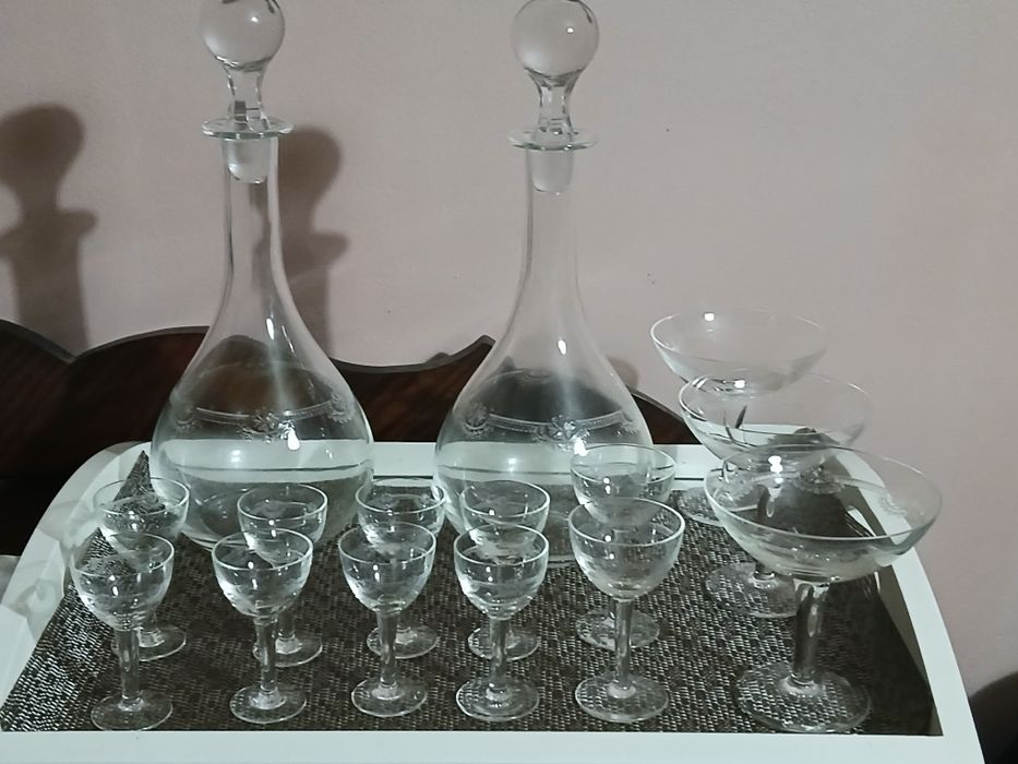 Vendo conjunto de 2 garrafas,1 jarra mais 10 cálices