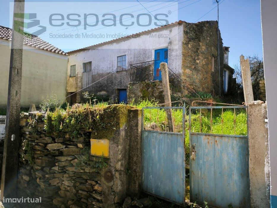 Casa antiga em pedra com quintal e anexos - Tripeiro