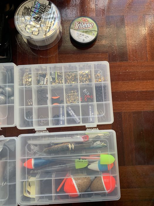 Bolsa Caperlan com diversos acessórios e material de pesca.