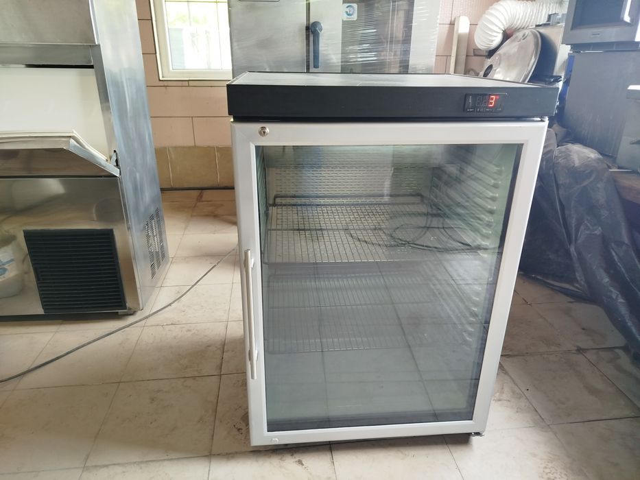 Барний холодильник,вітрина.