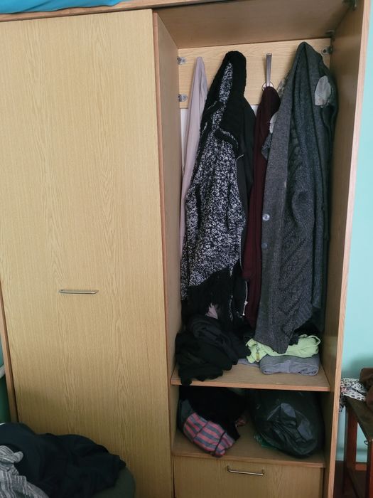 Шкаф в прихожу з полками