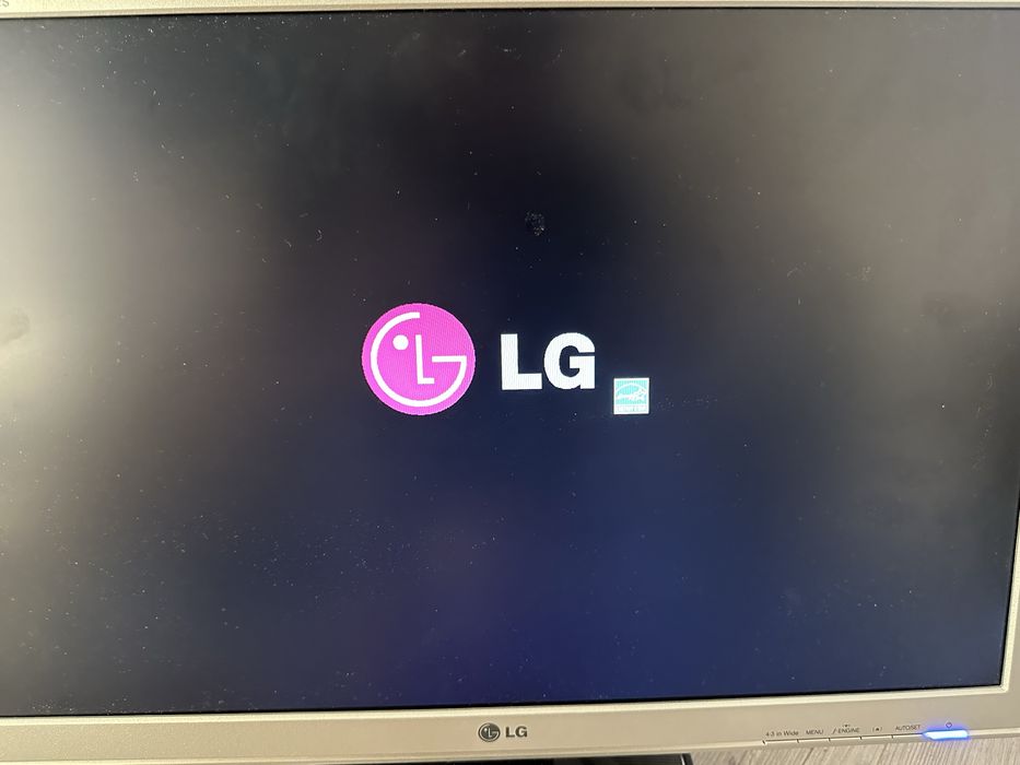 LG flatron  W22428 SF