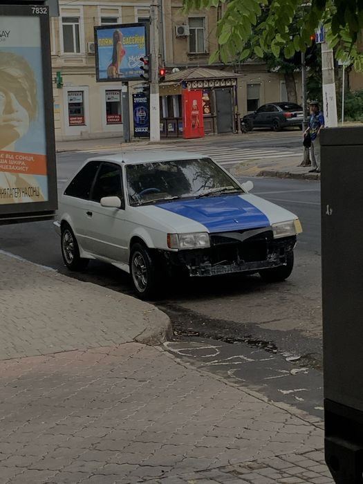 Авто Mazda 323 .