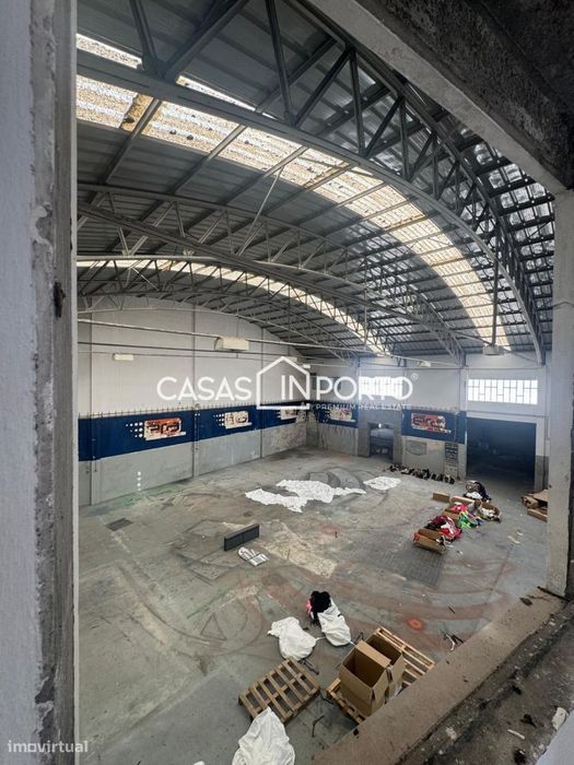 Armazém em plena zona industrial do Porto